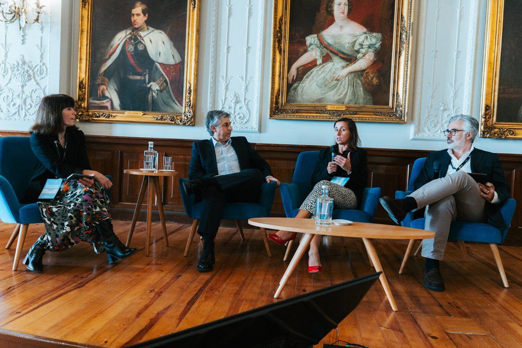 Painel de debate sobre temas regulatórios em sala institucional
