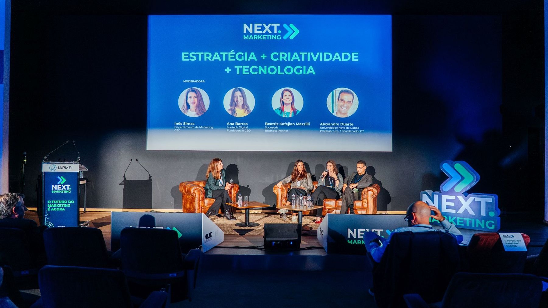 Painel de oradores em palco numa conferência da AMD